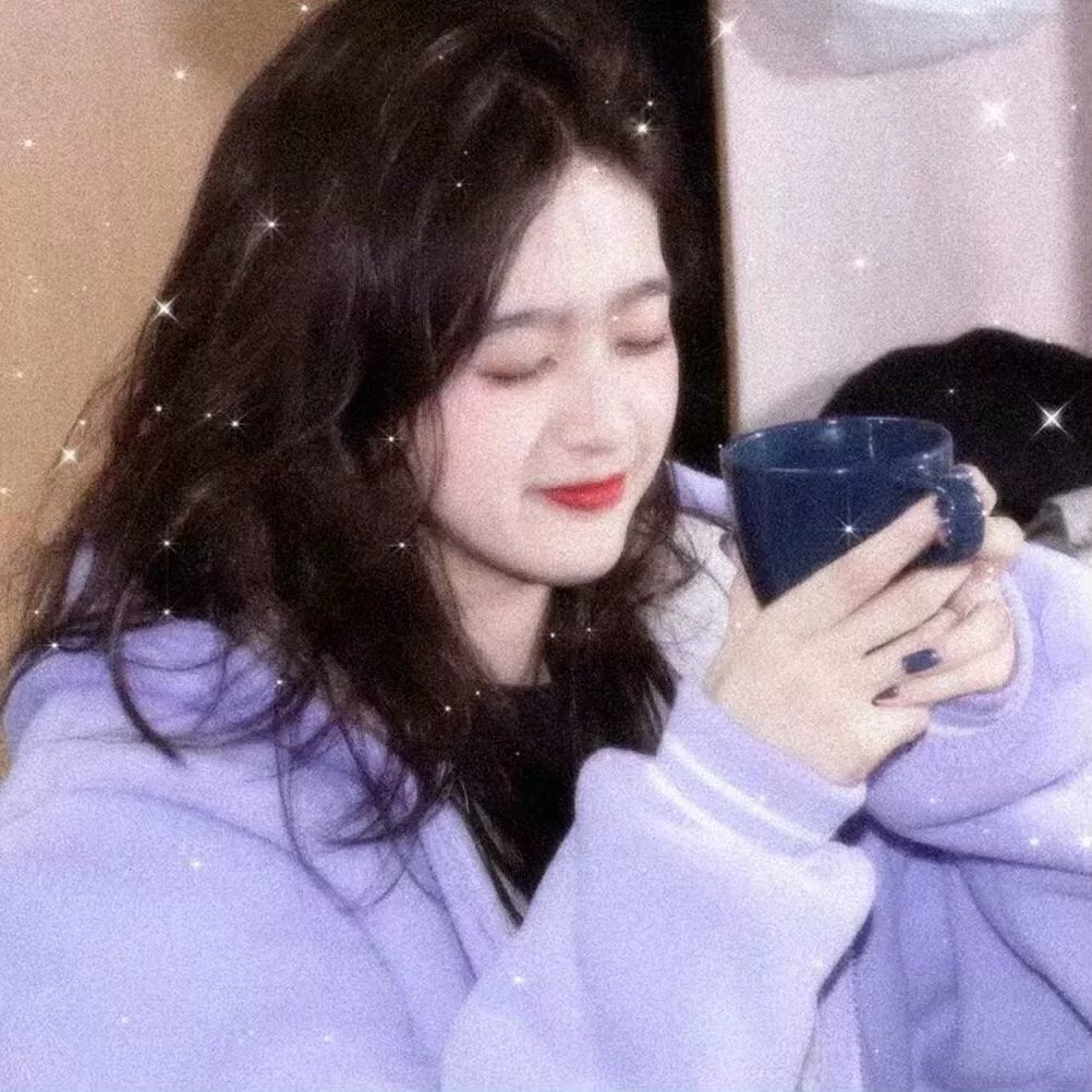 玻璃橱窗中的姑娘
